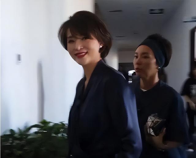 董卿早年旧照,圆脸加大龅牙尖嘴猴腮,反而是老了更漂亮!