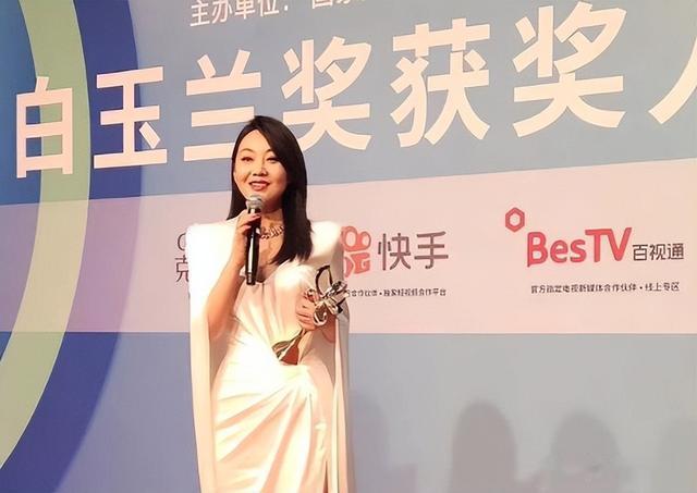 伸舌头、嘴亲肿、忘年吻,这些“中老年”演员的吻戏,个个辣眼睛