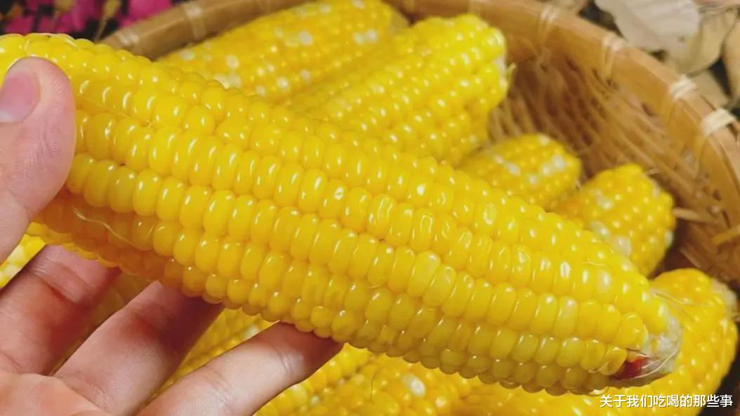 煮玉米时，不能用清水直接煮，多加2样料，玉米香甜软糯，更营养