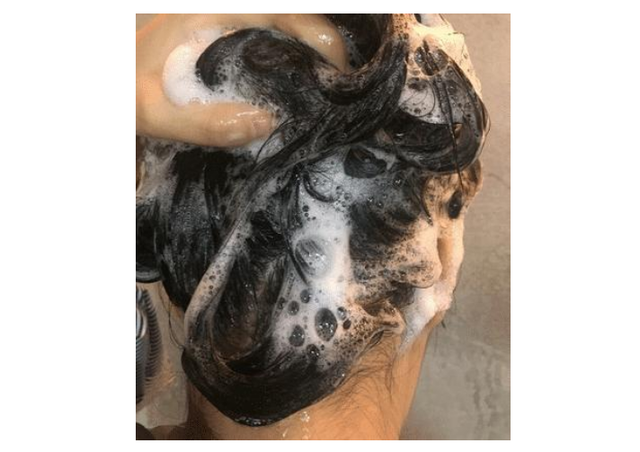 李小璐带女儿海边游玩被拍，真实身材一言难尽，甜馨脱发遭争议！