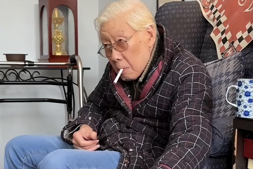 88岁焦晃状态堪忧:或被小31岁娇妻榨干精气,网友:还不如张纪中