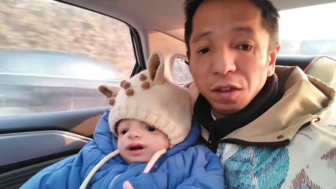 群演阿凡达被曝用重病儿子骗钱！诸多细节曝光，穿金戴银吃猪肘