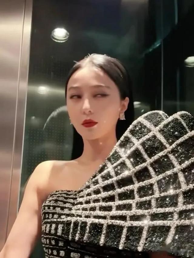 范冰冰泰迪奖红毯造型简直绝了,一袭亮片长裙美炸了 女王风范十足