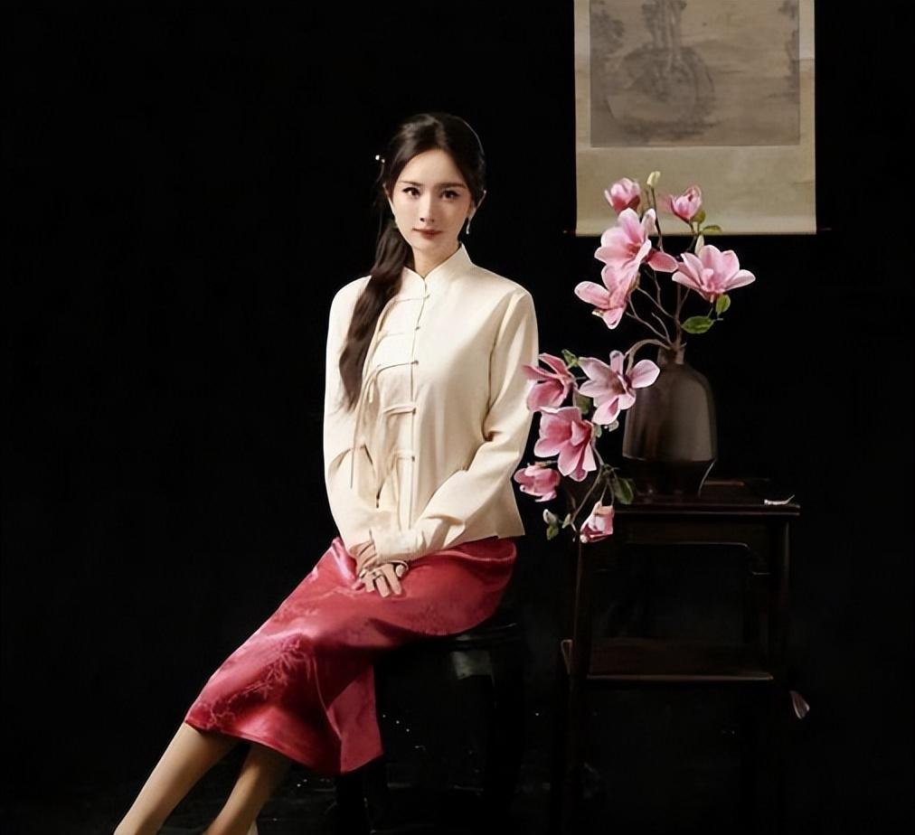 笑麻了！余承东与杨幂合影尴尬不已，手里的鲜花不知道该放哪