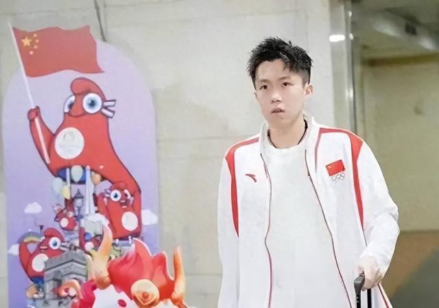 王楚钦昨晚穿搭撞衫防晒,和孙颖莎合照被吐槽,月饼掉地上被车扎