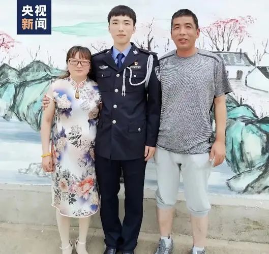 江苏一位失独妈妈，逛商场时意外发现一个酷似儿子的小伙，之后的结果催人泪下