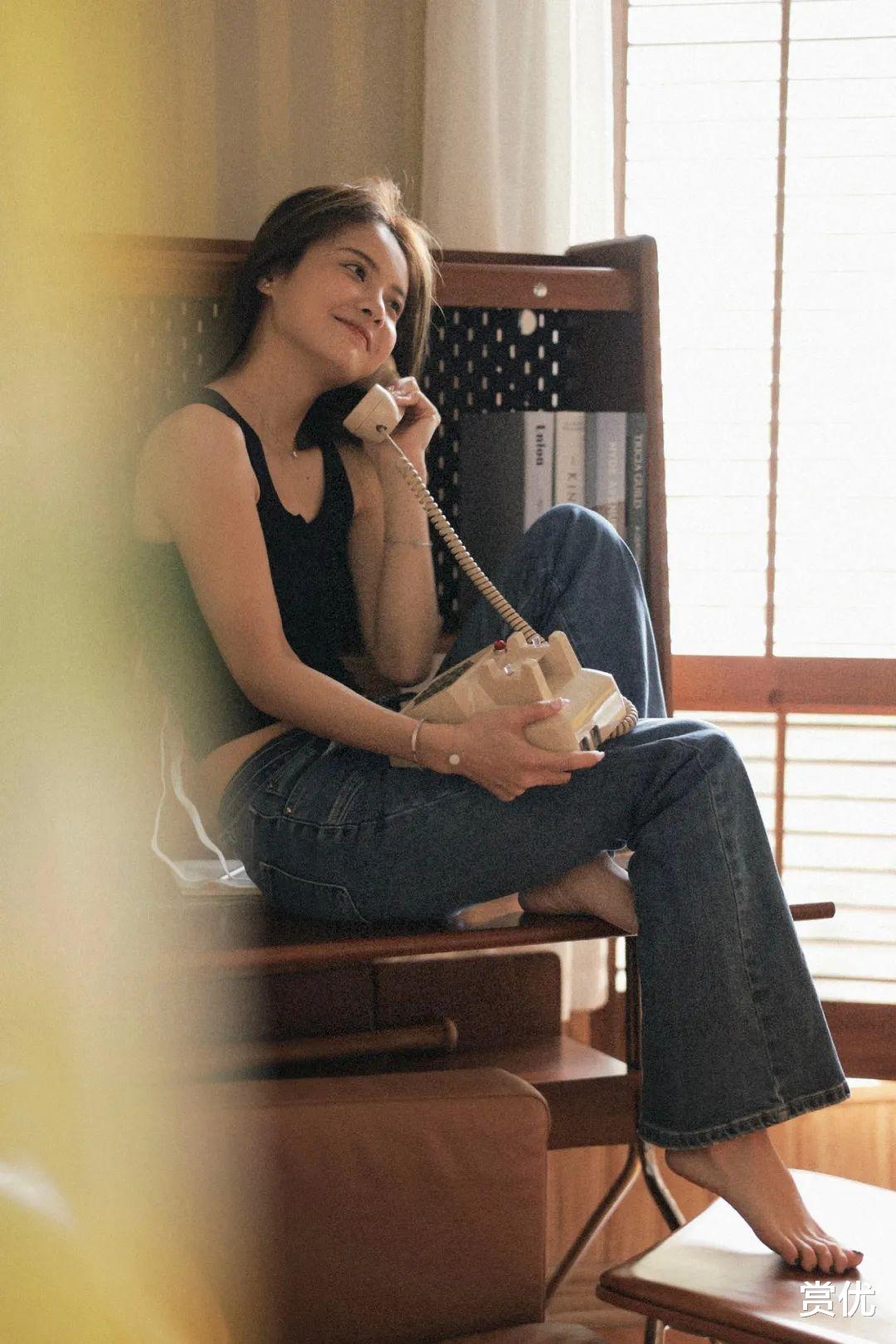 赖雨濛美艳活泼 白皙脚丫