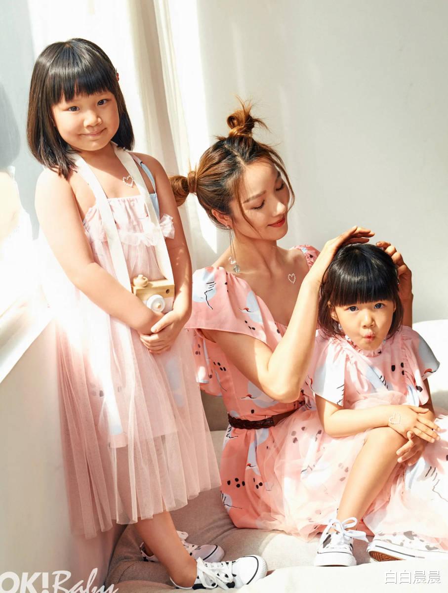 王祖蓝晒一家四口照,俩女儿五官长相都像爸,没继承妈妈美貌基因