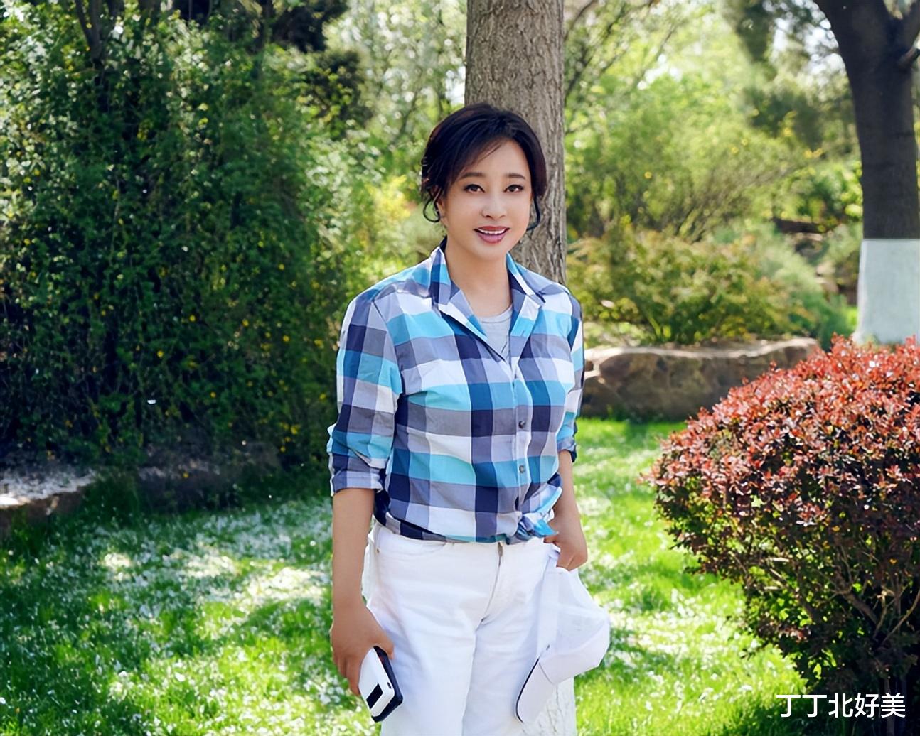 刘晓庆又高调杀回来,穿衬衫+超短裤像个小姑娘,大长腿好抢风头