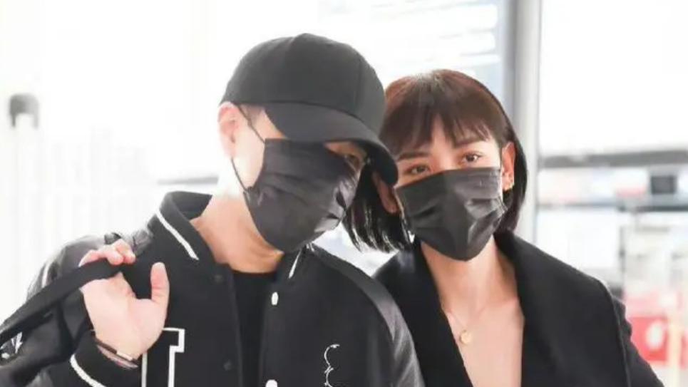 刘恺威携女友走机场，40岁李晓峰穿一身黑留“朵拉头”又甜又酷，比杨幂美太多