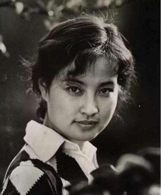 当71岁刘晓庆和74岁王馥荔同框,科技脸对比下,才知自然老去多美