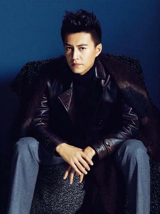 靳东老婆庆小儿子满7岁,弟弟近照曝光长大了,嘴巴像爸爸超帅气