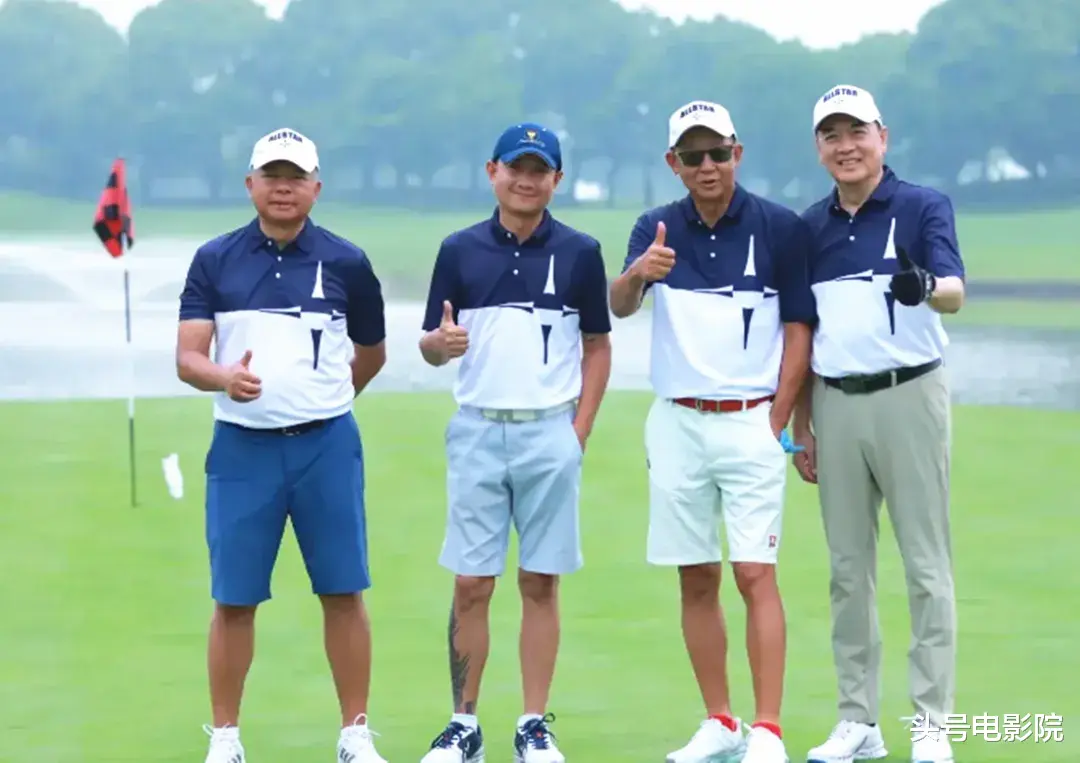 张嘉益王宝强组高端局!王志文带儿子打高尔夫,看懂啥是上流圈层