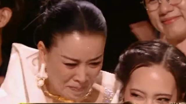 |那英拿下歌王瞬间，众人表情耐人寻味，业内评其历届唱功最弱歌王