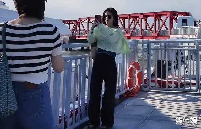 颖儿母女同游，6岁月亮高清正脸首曝光，单眼皮塌鼻梁像极付辛博