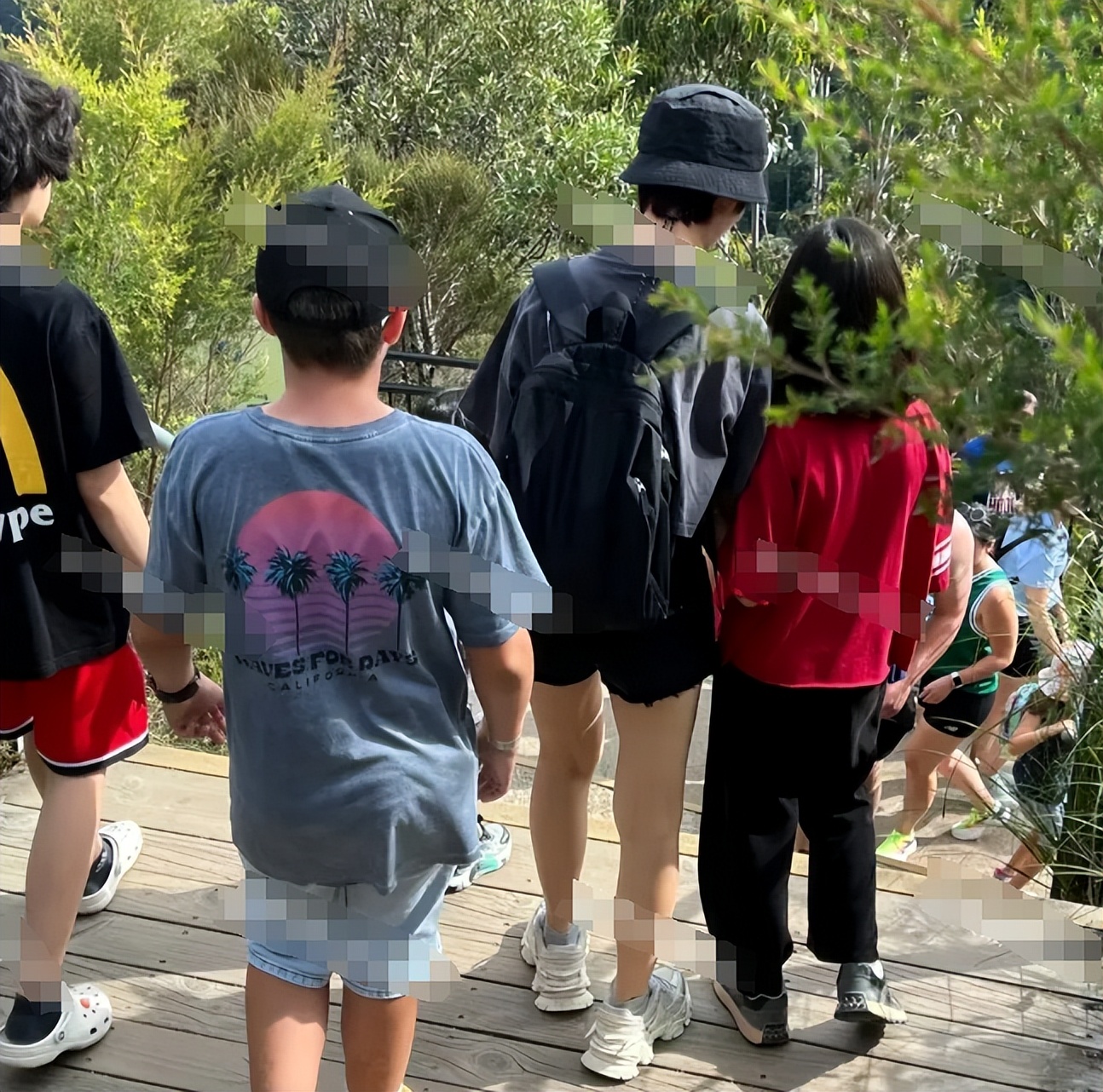 蔡少芬悉尼被偶遇,全家穿廉价衬衣略显掉价,儿女五官如爸饼印