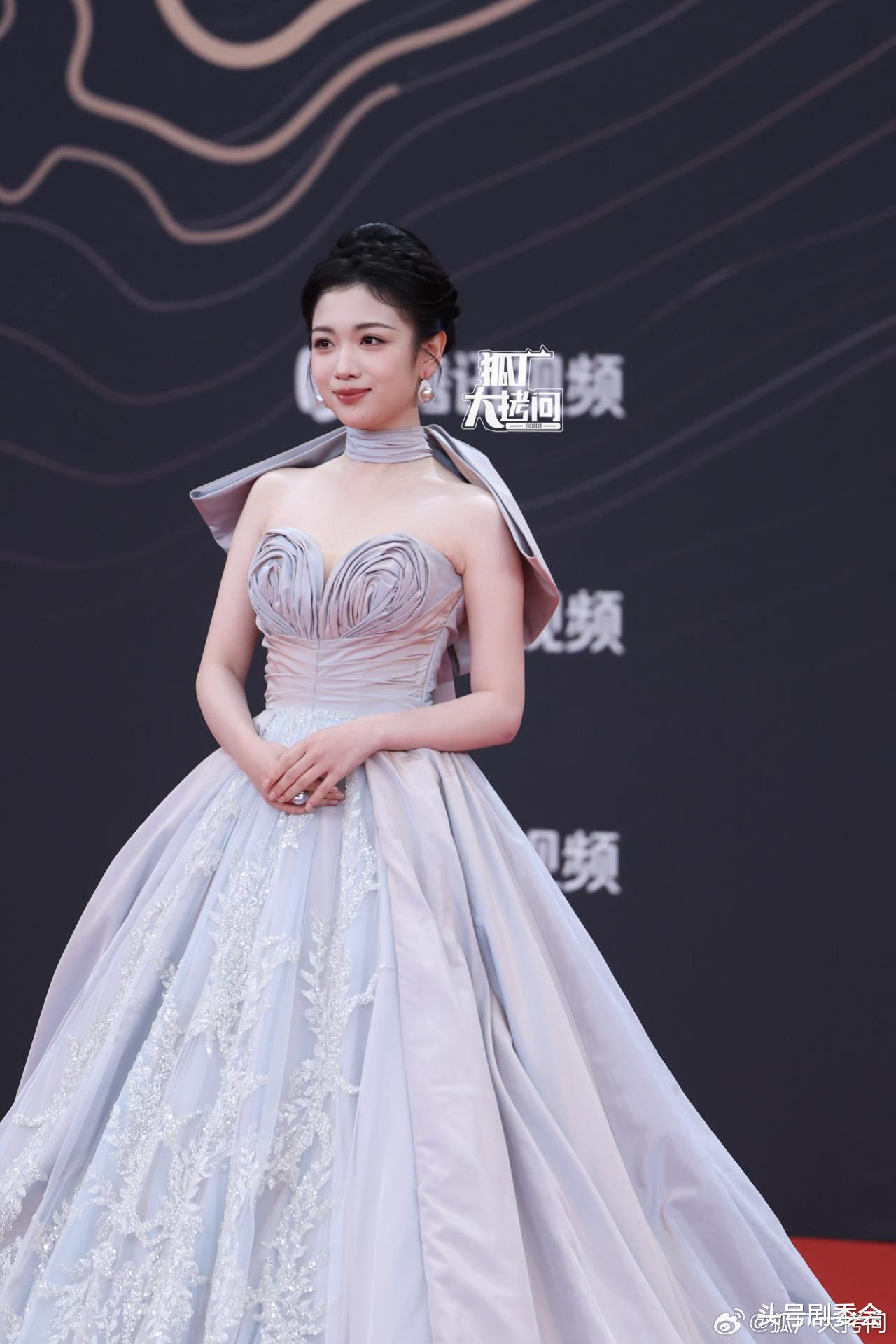 这一夜，唐嫣甜美，孟子义明艳，都不如压轴的赵丽颖，女王归来