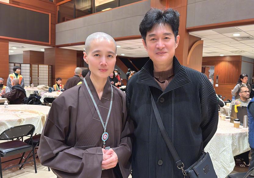 黄安妹妹出家,斩断尘缘踏上修行路,身穿素衣难掩精致五官