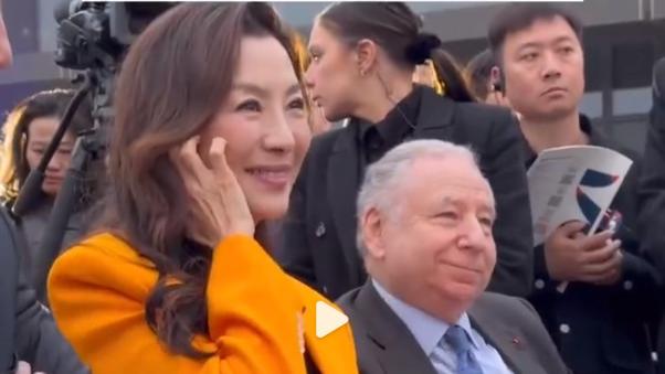 62岁杨紫琼出席开幕式！穿橘色西服美得风采照人，富豪老公也在场