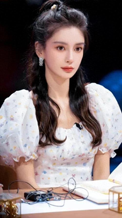 杨颖复出风光无限,张嘉倪望尘莫及:黄晓明助力杨颖重回巅峰