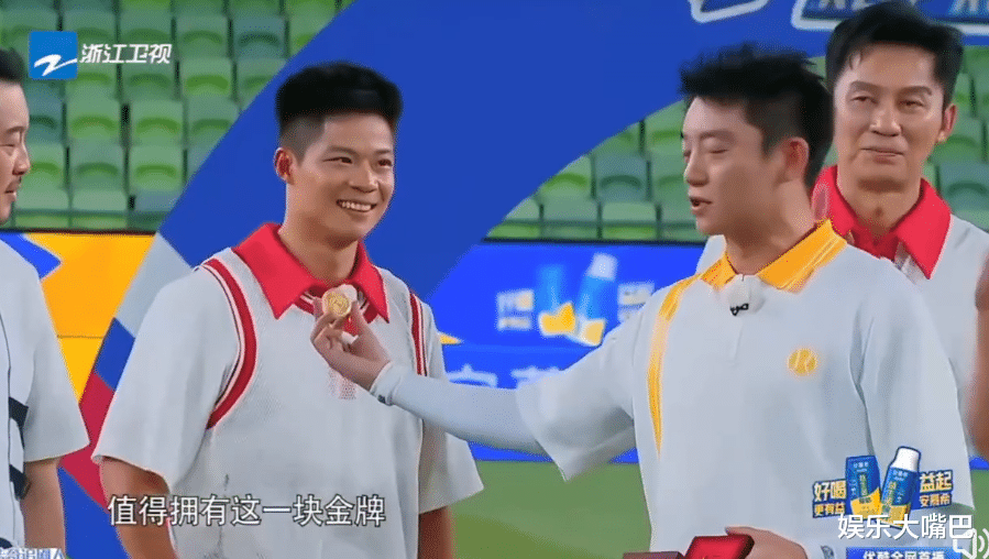 郑恺|《奔跑吧》收官,郑恺将奖牌送给苏炳添,看似暖心其实另有深意