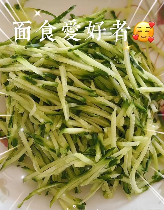 文章16岁女儿周末在家做西红柿打卤面,文君竹越来越像妈妈马伊琍