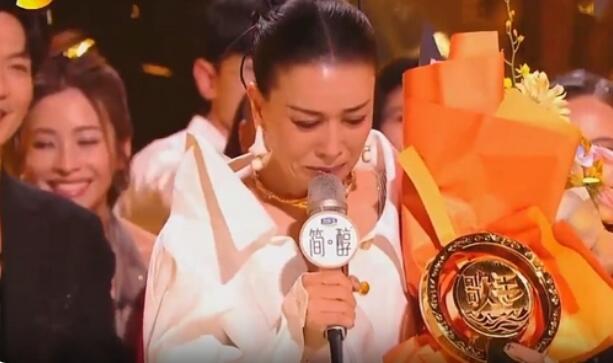 那英|那英喜获2024歌王称号，煽情有一手遭网友吐槽！众星表情太到位了