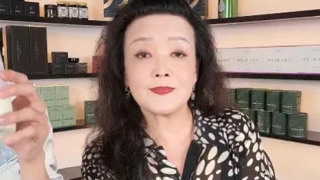 张兰直播间表演求婚，大赞新儿媳是花朵，讽刺大S找了个臭卤蛋