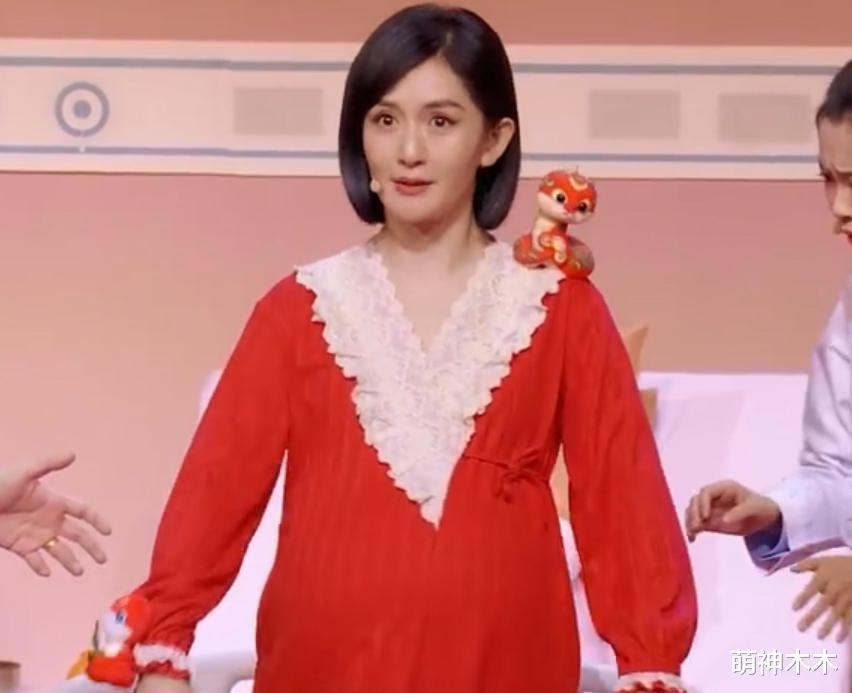 众星卫视春晚造型：林志玲粉裙性感，关晓彤红装显壮，肖战秀胸肌