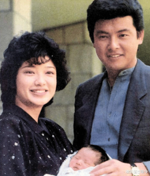 65岁山口百惠发福了，72岁三浦友和帅气依旧，两个人恩爱43年