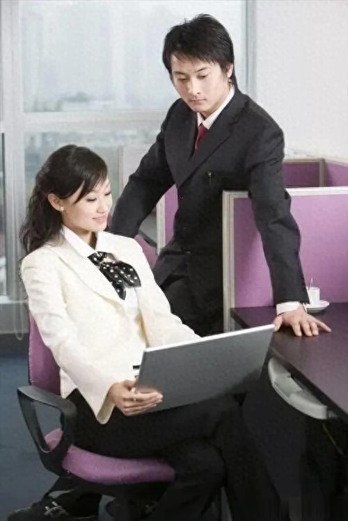 在职场中,用情话回应女同事的好感之妙