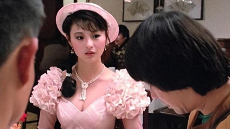 李赛凤：拍《僵尸先生》的时候，导演让我把领口拉的越低越好