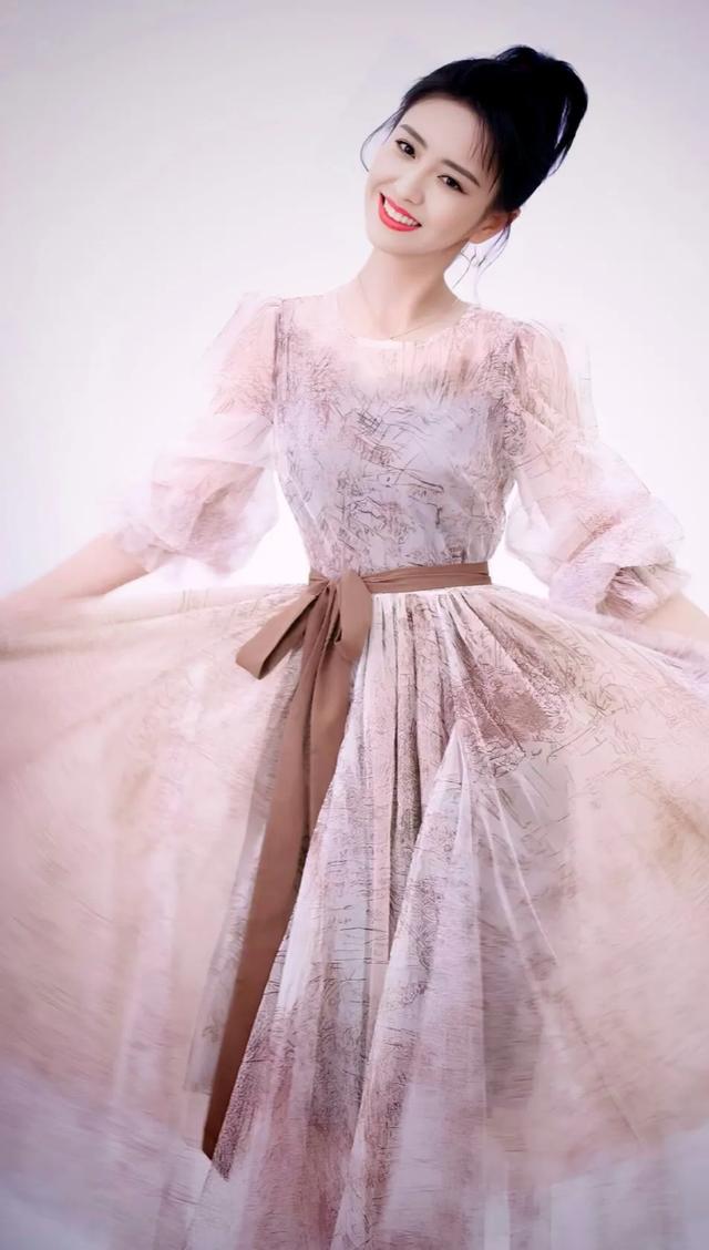 佟丽娅,眼眸明亮如星,闪烁着智慧与温柔的光芒。