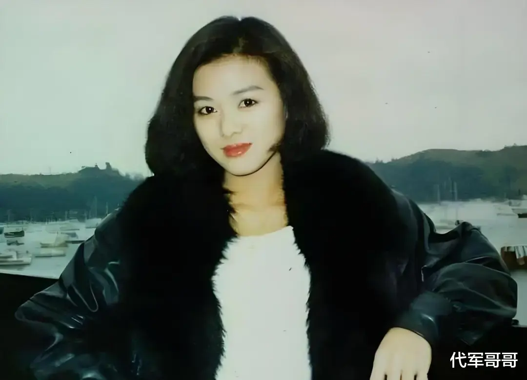 她是郭富城高调公开的初恋，气质绝佳，神似关之琳，59岁风韵犹存