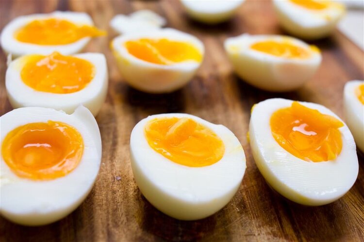 鸡蛋，是高血脂的“加速器”吗？劝告：这3种食物，尽早撤下餐桌