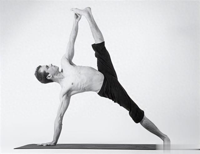 如何利用一把椅子和瑜伽砖辅助练习手拿脚趾侧板式 有效的辅助练习