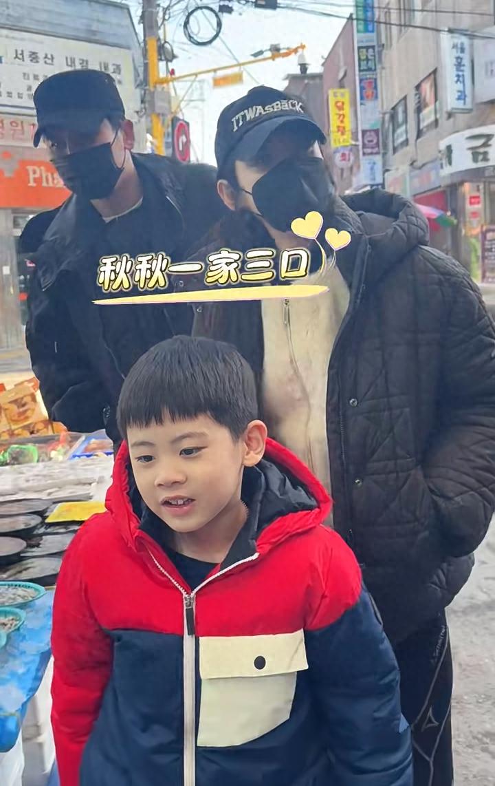 秋瓷炫带娃老公回娘家,逛菜市一路吃,打扮朴素无人认,大海累趴