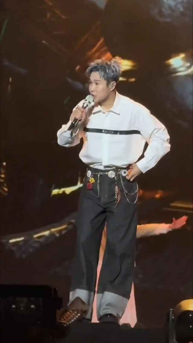 妈呀这是小沈阳?怎么越长越好看了?穿的这么潮好像王力宏啊