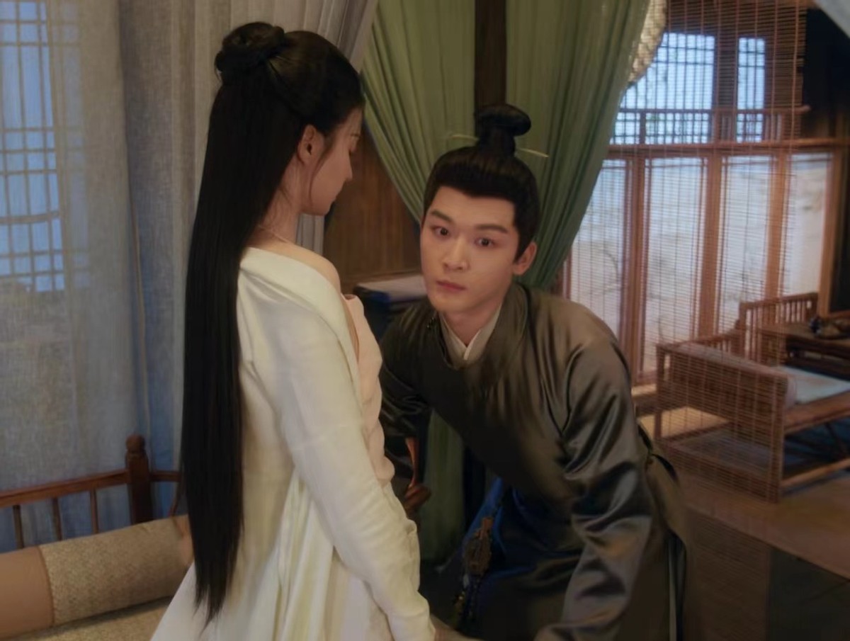 王楚然演技爆发,当她露出肚兜时,张晚意好像接不住戏,头转向一旁