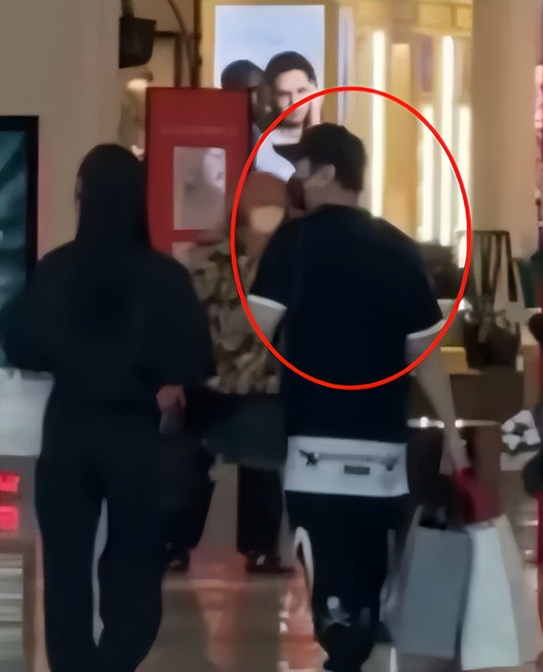 塌房警报!43岁林俊杰爱上01年擦边女网红,20年铁粉发万字文脱粉