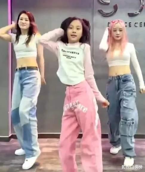 李小璐带甜馨逛潮牌,不拒路人合影,二人打扮超时尚