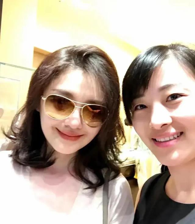 大S与汪小菲离婚前新加坡旅游照，性格超好，合影来者不拒无架子！