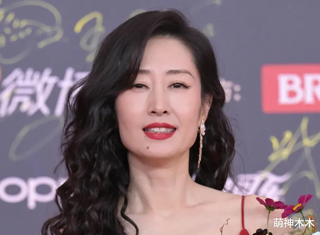 视界大会红毯生图来了！刘亦菲又胖了，关晓彤晕妆，赵露思像网红