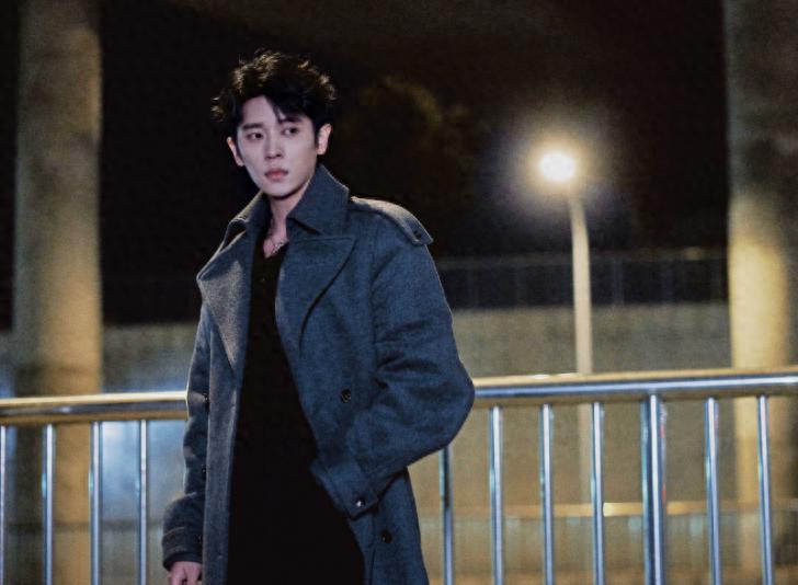 当红流量小生竟被助理艳压三次?粉丝在线鸣不平,这能怪谁呢?