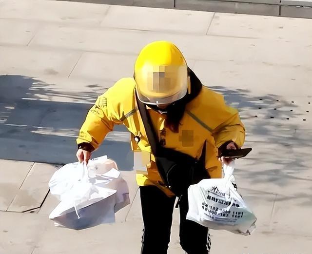 被婆家赶走5年后,再看小朦妈妈的现状,董宇辉的话终于有人信了