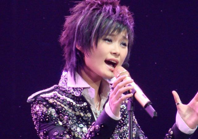 背景成谜、无人敢娶!一场微博之夜,彻底戳穿了李宇春的真正实力