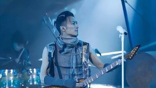 今年55岁的王菲被谢霆锋深爱这么多年，其实背后真相俗套又露骨