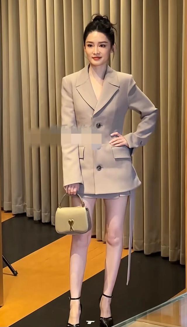 这一天,被李沁惊艳到,不戴首饰不穿暴露礼服,才知啥叫红气养人