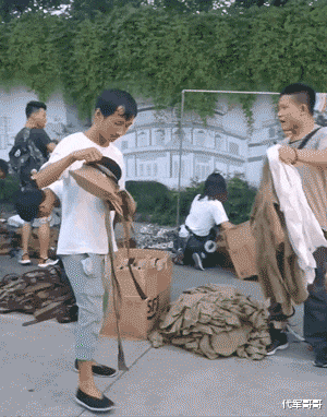 横店20万群演真实现状:美女遍地懒汉成群,“裸替”一天8000元?