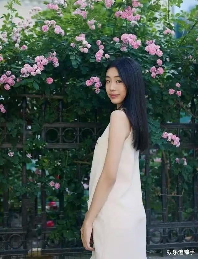 佟大为16岁女儿发育过快，身高1米7，颜值不逊色于任何女明星！